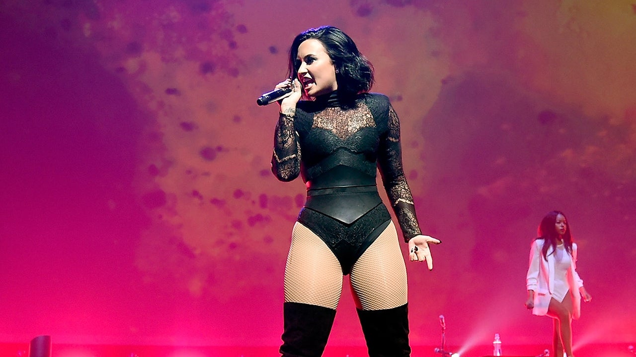 Demi lovato ass on stage celeb sexiest picture.com