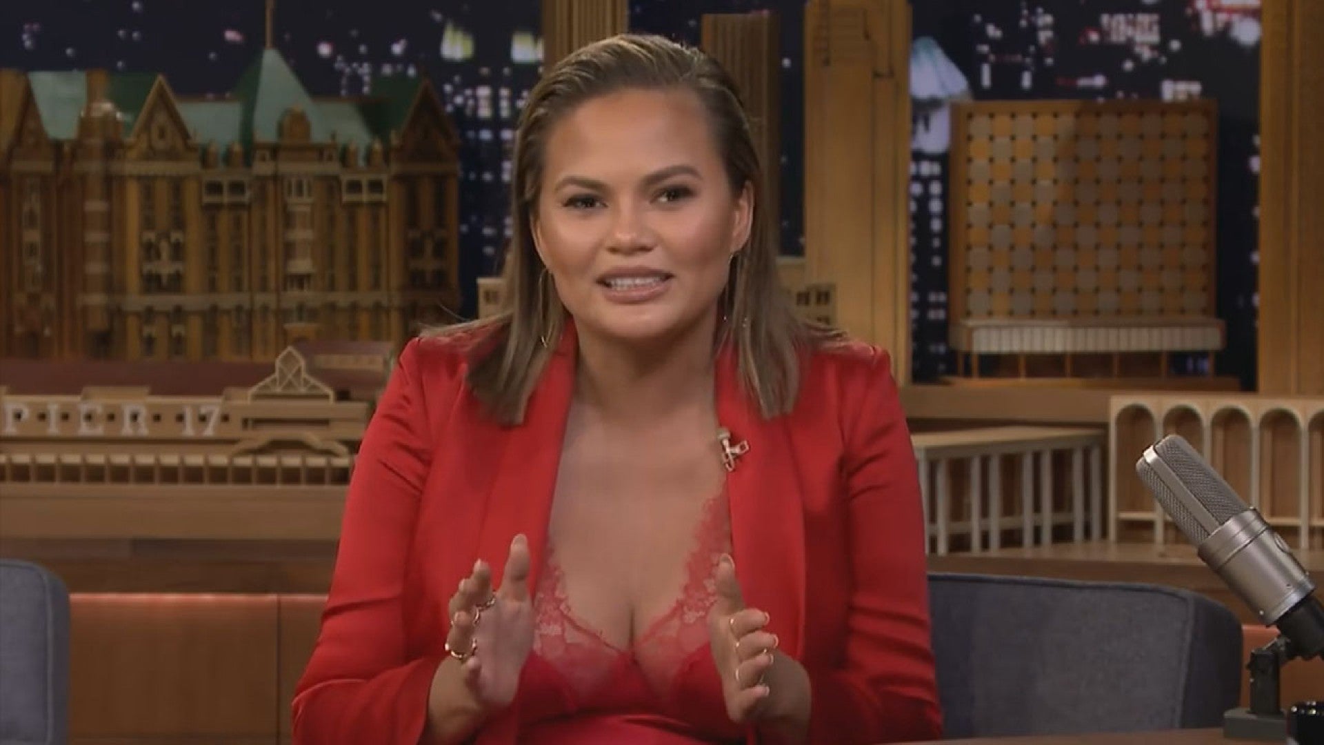 Chrissy Teigen Literally Bowed Before Beyonce At The Grammys Entertainment Tonight