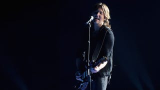 Keith Urban Performs Powerful 'Female' Song Inspired By Hollywood Harassment Scandals