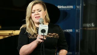 Kelly Clarkson Covers 'Give Me One Reason' and It's AMAZING!