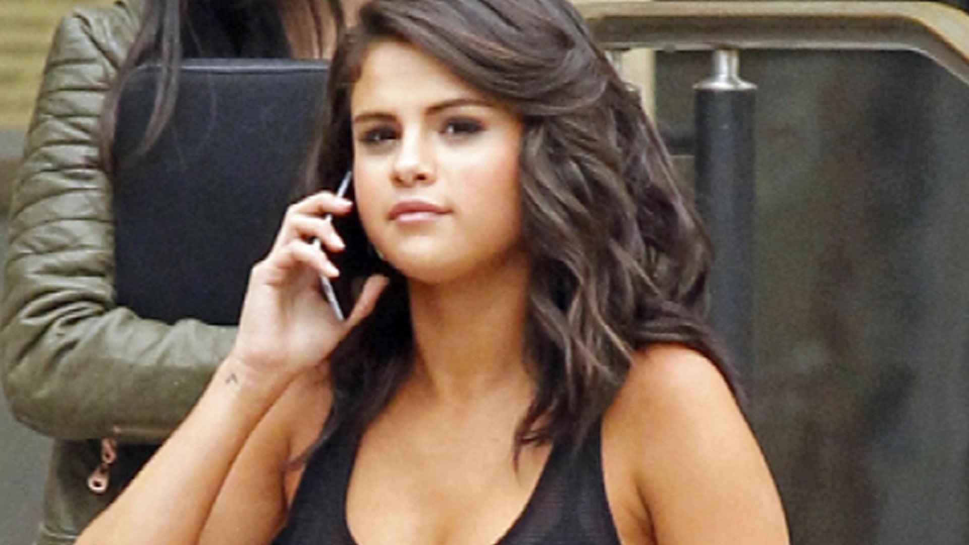 Selena Gomez Looks Flawless On The Set Of The Big Short Entertainment Tonight Depuis que selena gomez a posté une photo d'elle en train de discuter avec brad pitt sur instagram, tout le monde se pose la question :