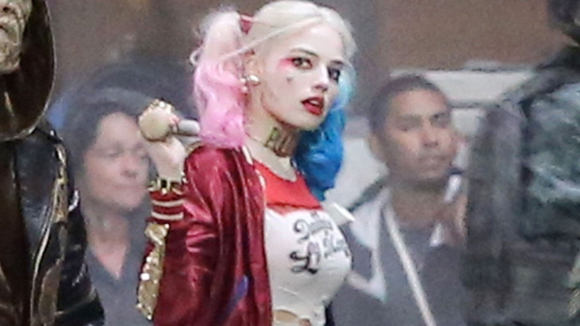 margot robbie looks badass as harley quinn on set of suicide squad
