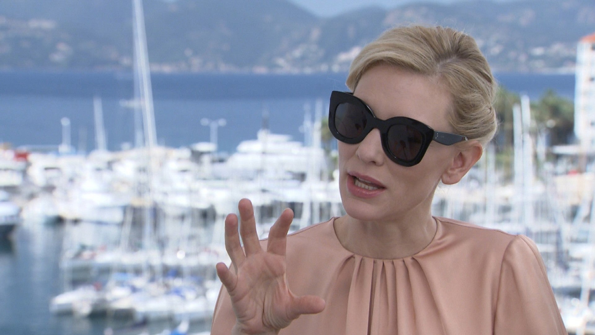 Cate Blanchett denies dating women