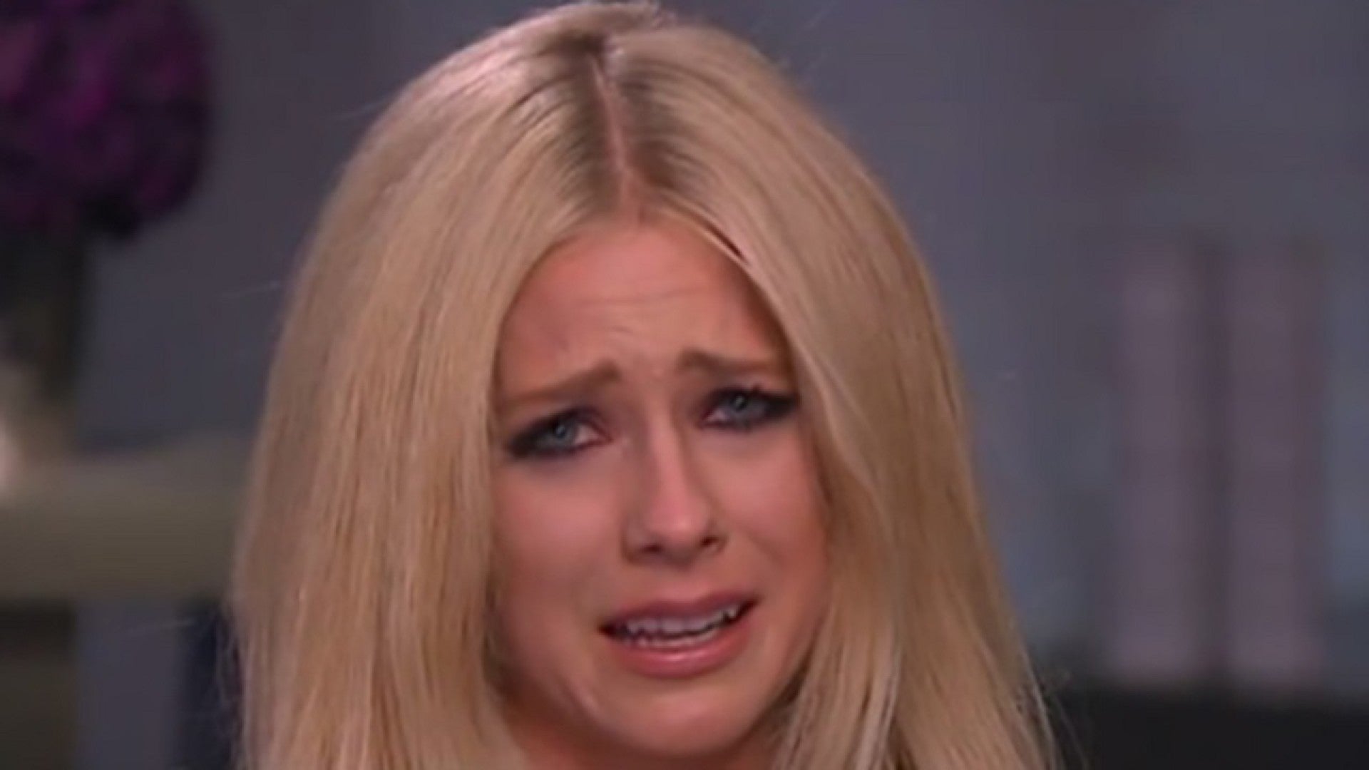 Avril Lavigne Breaks Down In Tears Over Her Battle With Lyme Disease Entertainment Tonight