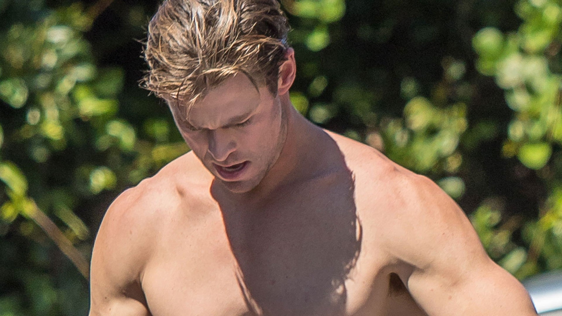 Exclusive Shirtless Chris Hemsworth Shows Off His Abs And Surfs In Dangerous Shark Infested Waters Entertainment Tonight Althans, dat beweert christina applegate (43). exclusive chris hemsworth risks swimming with sharks but looks super sexy doing it