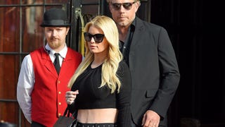 Jessica Simpson Flaunts Abs in Tiny Crop Top!