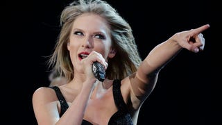 Taylor Swift Spends QT with Family in New Zealand