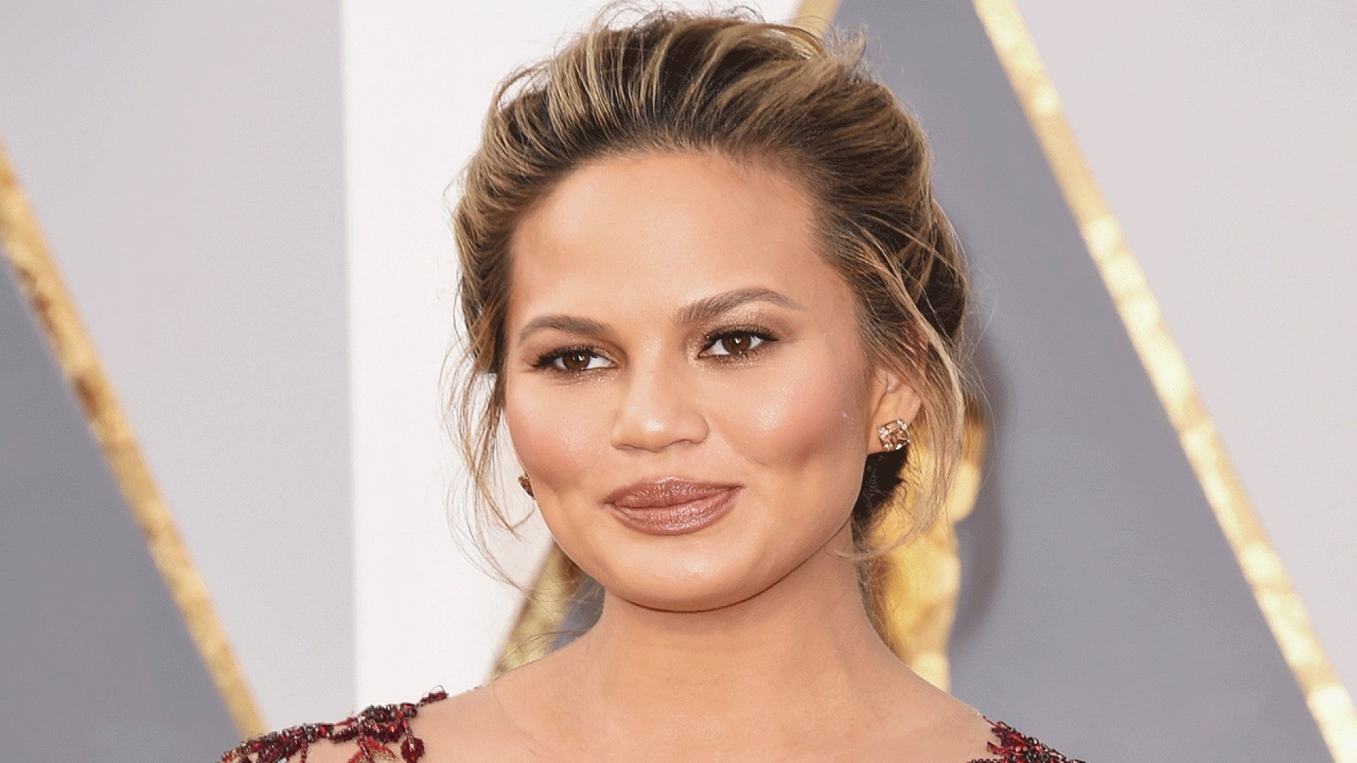Chrissy Teigen Puts Her Baby Bump On Full Display At The Oscars As John Legend Gives Her A Smooch Entertainment Tonight