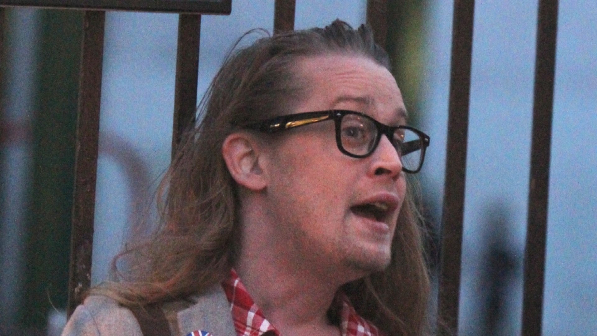Macaulay Culkin Is Barely Recognizable Wearing Nail Polish And Hipster Eyeglasses Entertainment Tonight 500 x 611 jpeg 40 kb. macaulay culkin lets his hair down on set of the jim gaffigan show