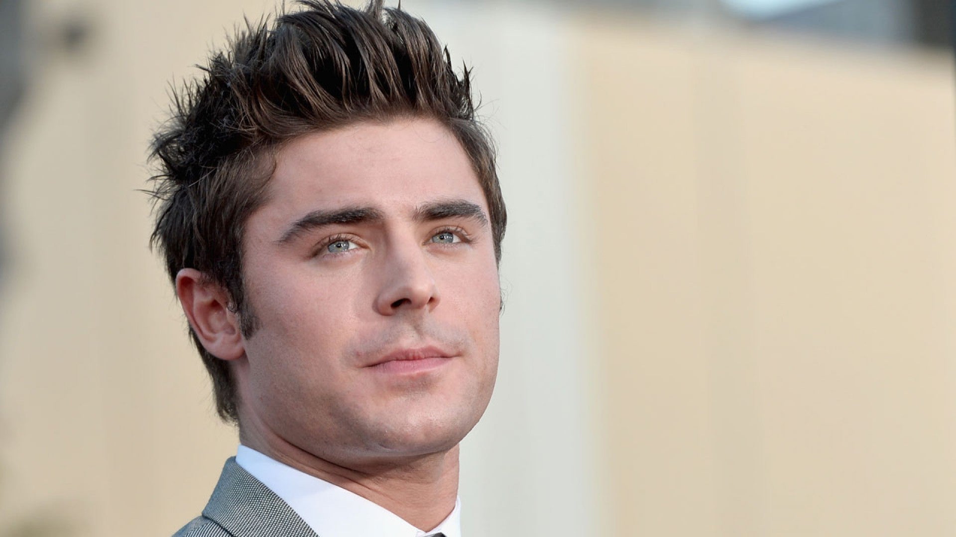 Voymmni1l5fomm This is 100 percent real!!! https www etonline com news 184143 zac efron saves the day after a fan trying to meet him shatters his phone
