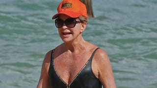Goldie Hawn, 70, Flaunts Her Swimsuit Bod!
