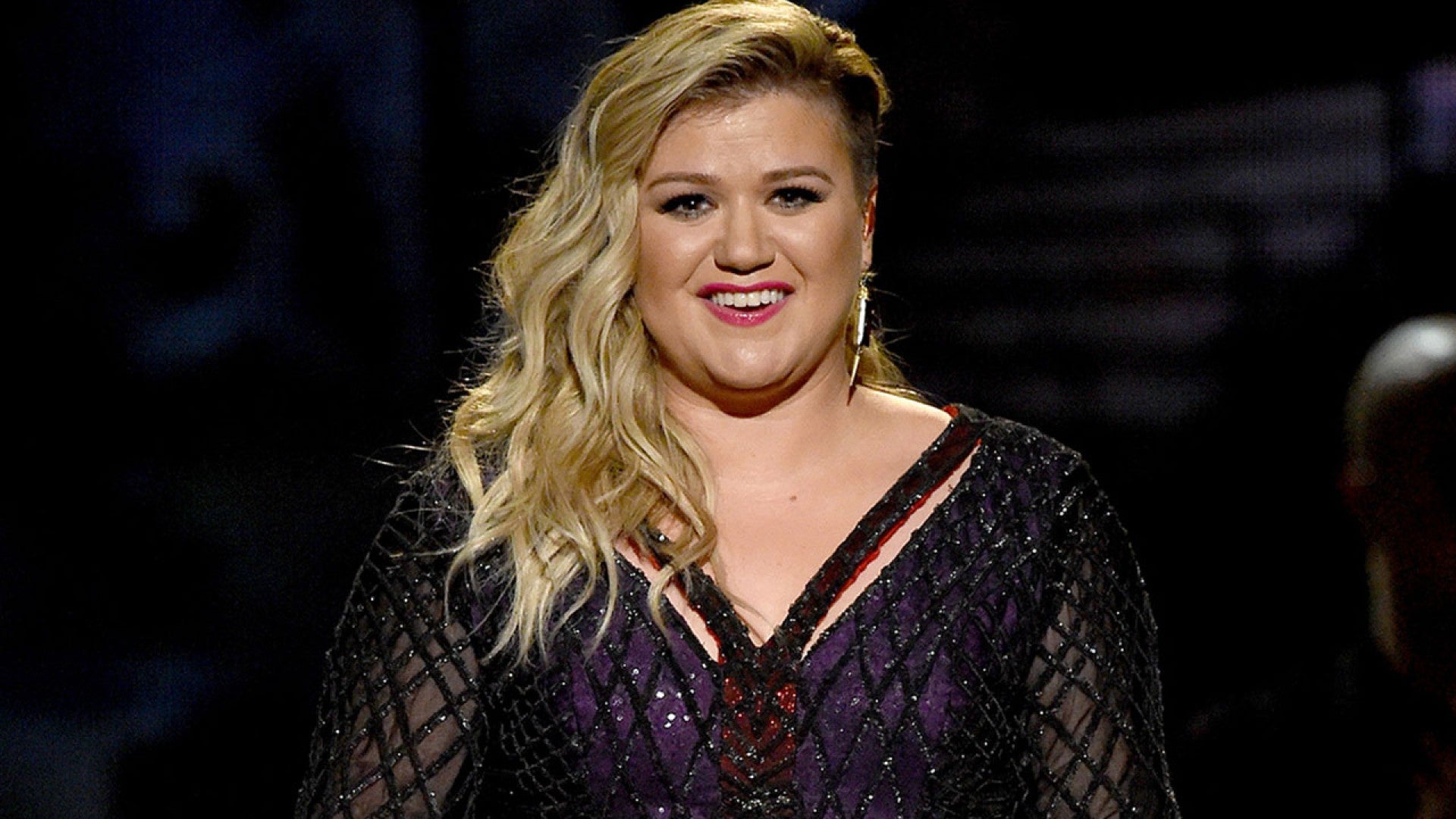 Kelly Clarkson Hilariously Forgets The Lyrics To Her Own Songs While On Facebook Live Entertainment Tonight