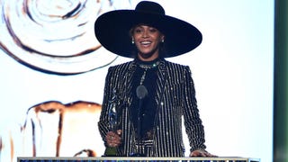 Beyonce Accepted the CFDA Fashion Icon Award as Rachel Roy Watched!