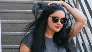 Ariel Winter Flaunts Booty Cleavage In Tiny Daisy Dukes