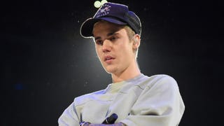Justin Bieber's Credit Card Is Declined, Fan Buys Him His Meal