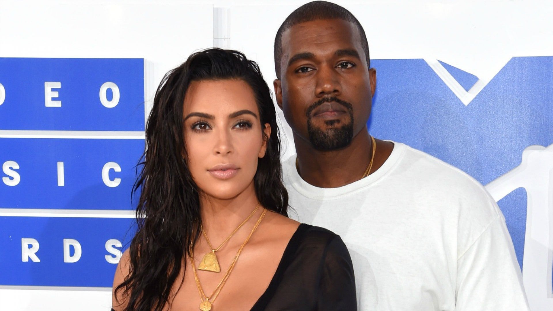Kanye West Rushes To Kim Kardashian S Side As She Returns To New York After Paris Robbery Entertainment Tonight