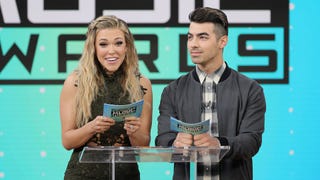 Joe Jonas and Rachel Platten Gush Over Their AMA Nominations