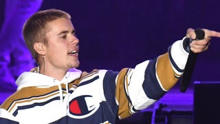 Justin Bieber Performs at the American Music Awards: Watch!