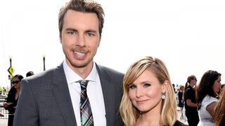 Kristen Bell and Dax Shepard Share Steamy Smooch on the Slopes