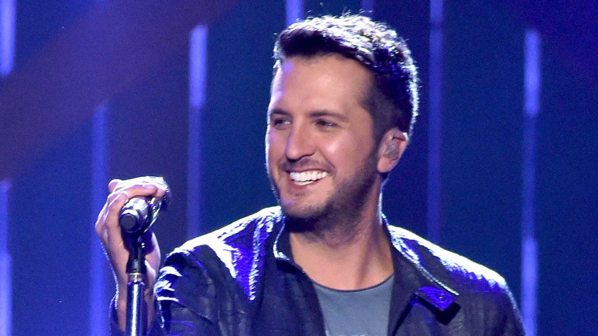Luke Bryan To Sing National Anthem At 2017 Super Bowl Entertainment Tonight This article is a list of national anthem performers at the super bowl.the u.s. entertainment tonight