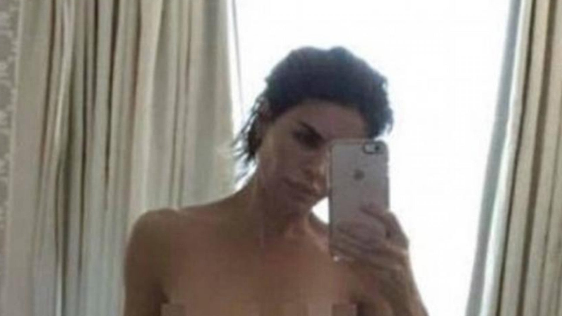 Lisa Rinna Flaunts Her Figure in Completely Nude Selfie -- See the Sexy Pic! image pic image