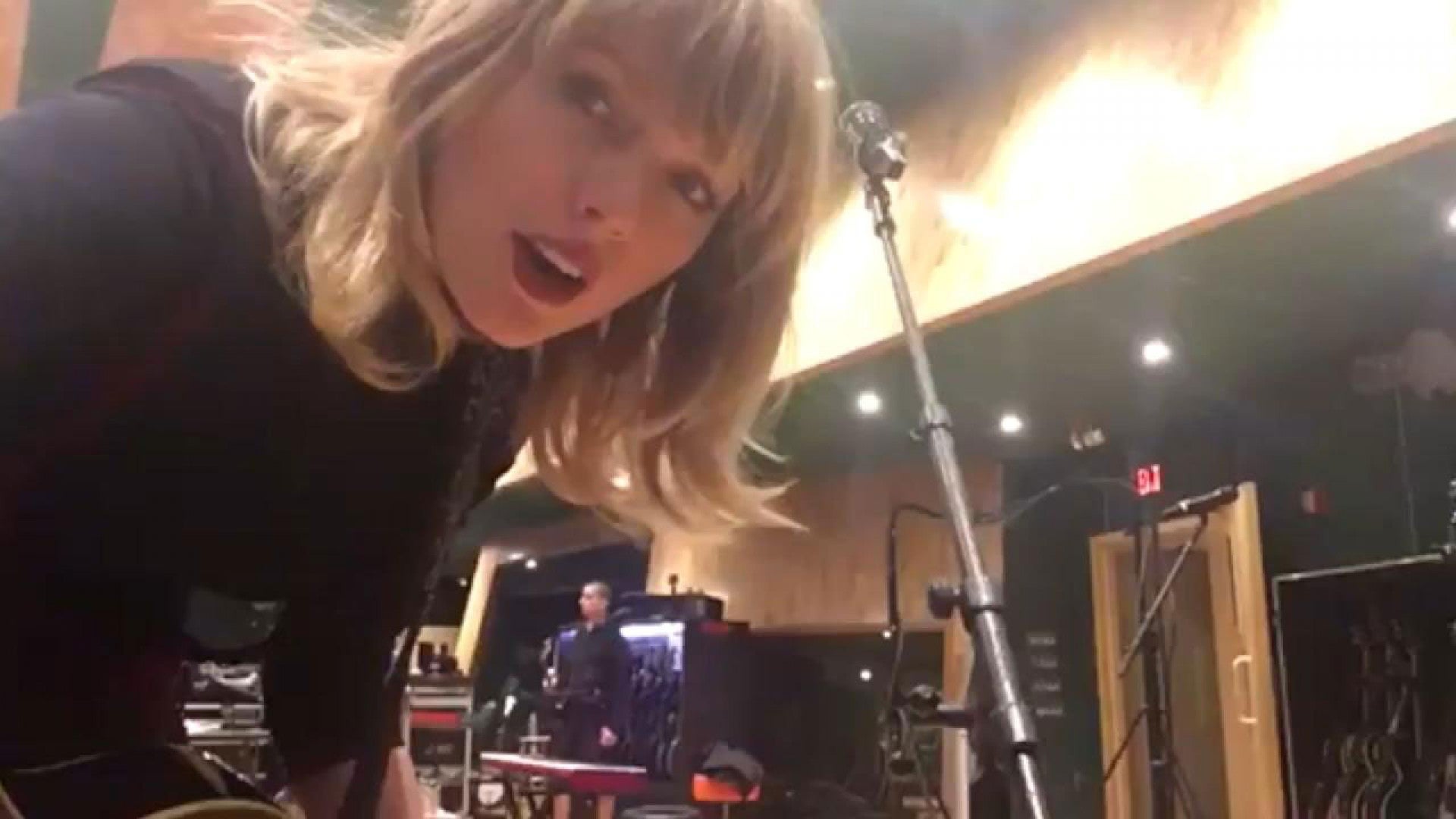 Taylor Swift Rehearses Acoustic Rendition Of I Don T Wanna Live Forever Ahead Of Pre Super Bowl Show Entertainment Tonight