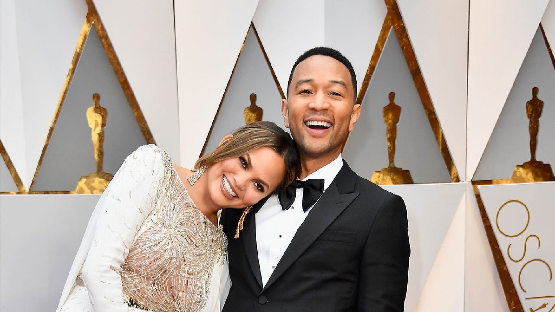 Chrissy Teigen Got Sleepy At The 2017 Oscars So She Just Snoozed See The Amazing Moment Entertainment Tonight