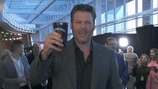 Watch Blake Shelton Surprise Fans at a Nashville Bar!