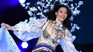 Model Ming Xi Wipes Out On the 2017 Victoria's Secret Fashion Show Runway