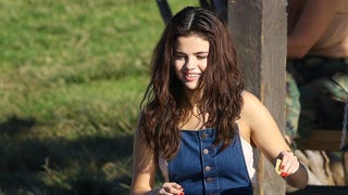 Selena Gomez Relaxes By Feeding Ducks?! Watch!