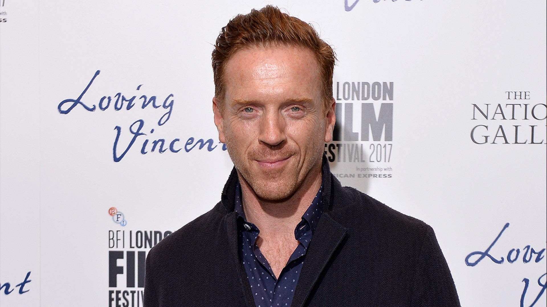 Damian Lewis Is Completely Unrecognizable Playing Former Mayor Rob Ford On Set Of New Movie Pic Entertainment Tonight Démien uótkin lyúis — britanskiy aktyor i prodyuser. damian lewis looks unrecognizable as rob ford on run this town set