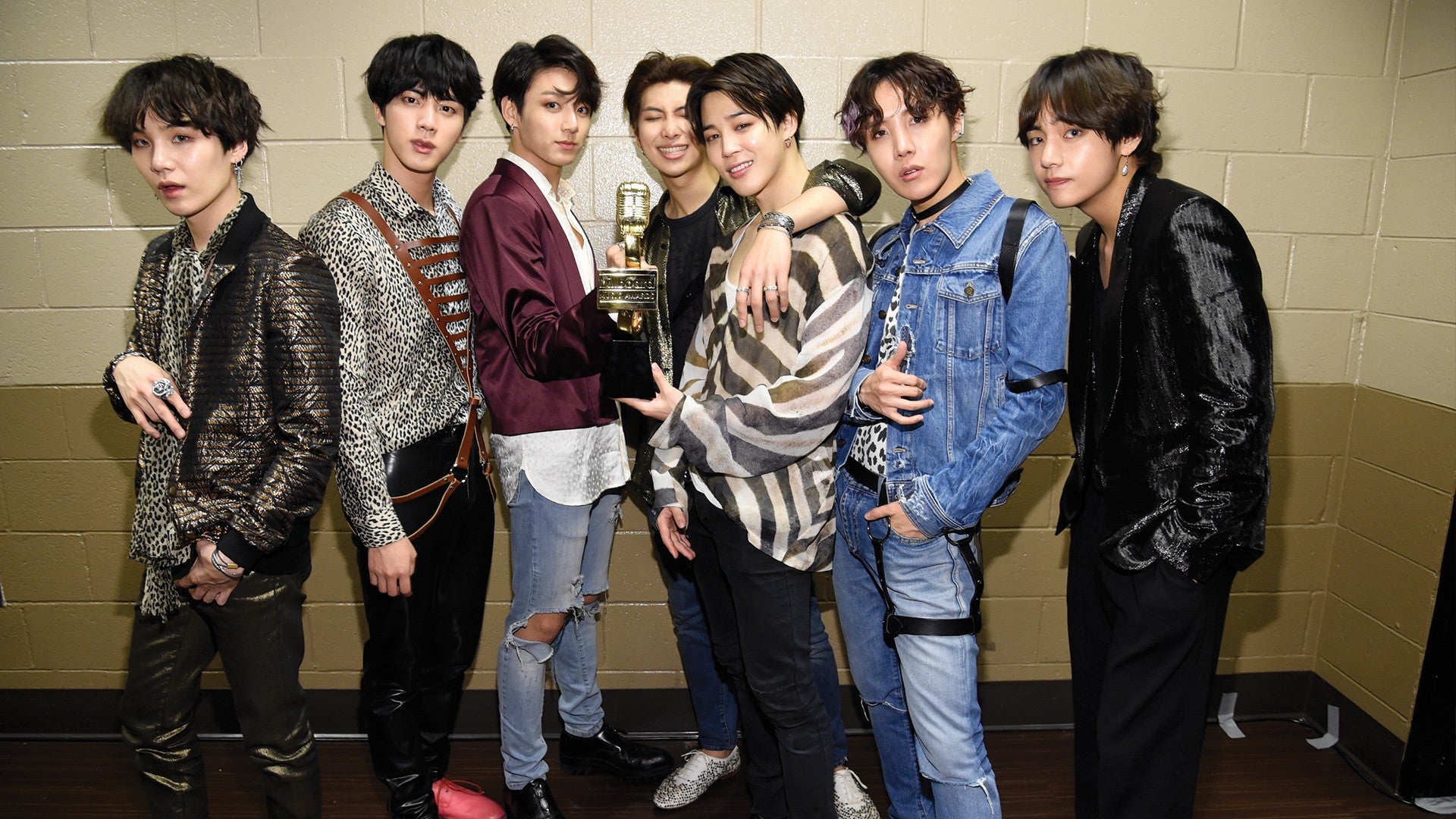 Bts Goes All Out During Tv Performance Debut Of New Single Fake Love At 2018 Billboard Music Awards Entertainment Tonight - bts fake love song roblox id bts