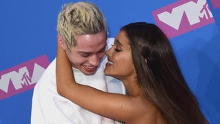 Pete Davidson's DIY Bracelet at the VMAs Appears to Be an Adorable Tribute to Ariana Grande