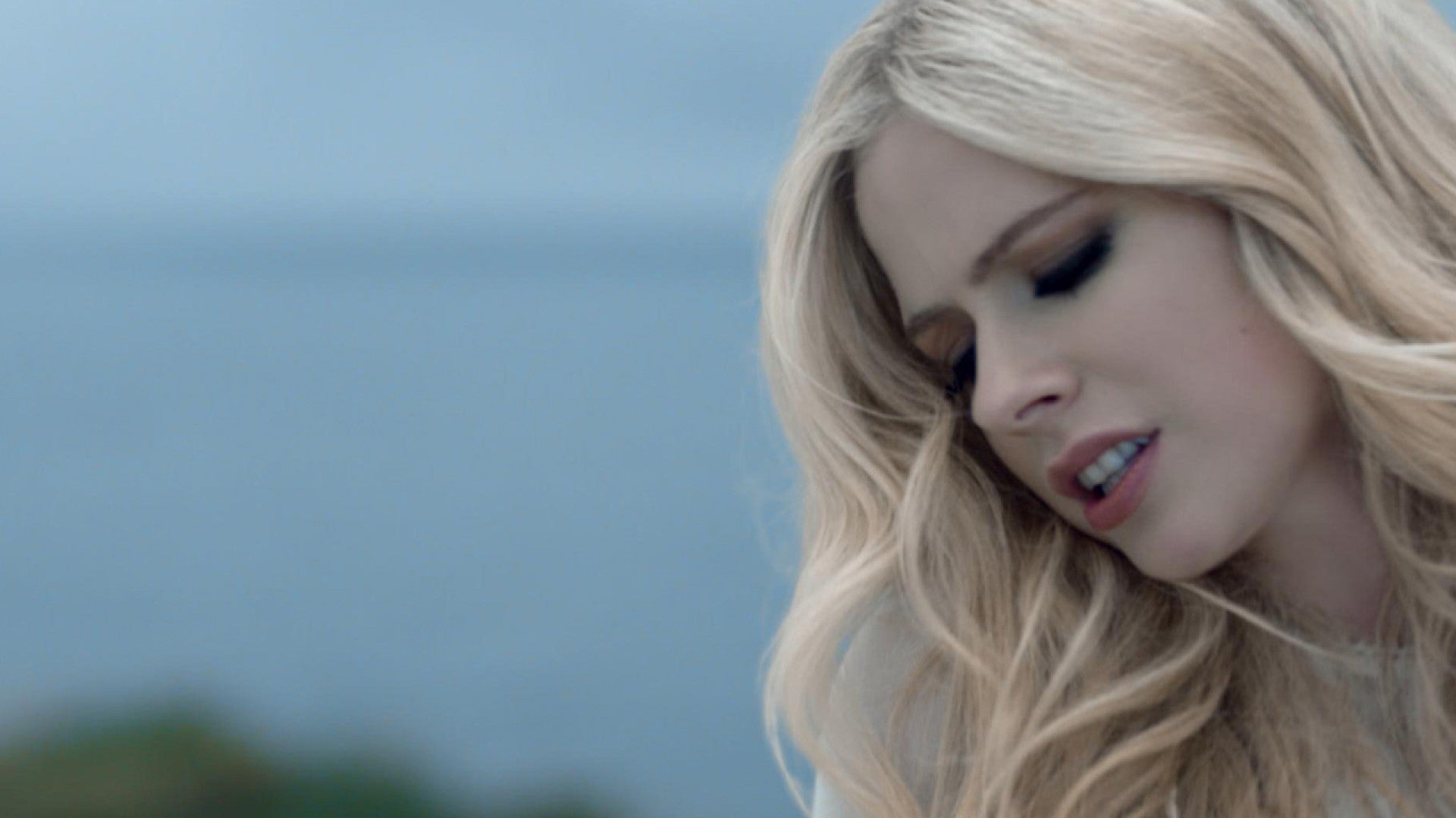 Avril Lavigne To Drop First Music Video In 5 Years Get A Sneak Peek Exclusive Entertainment Tonight