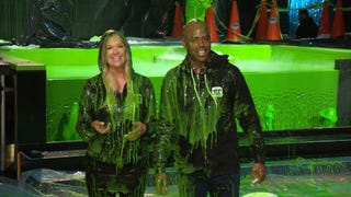 2019 Nickelodeon Kids Choice Awards: Watch ET Hosts Nancy O'Dell and Kevin Frazier Get Slimed!