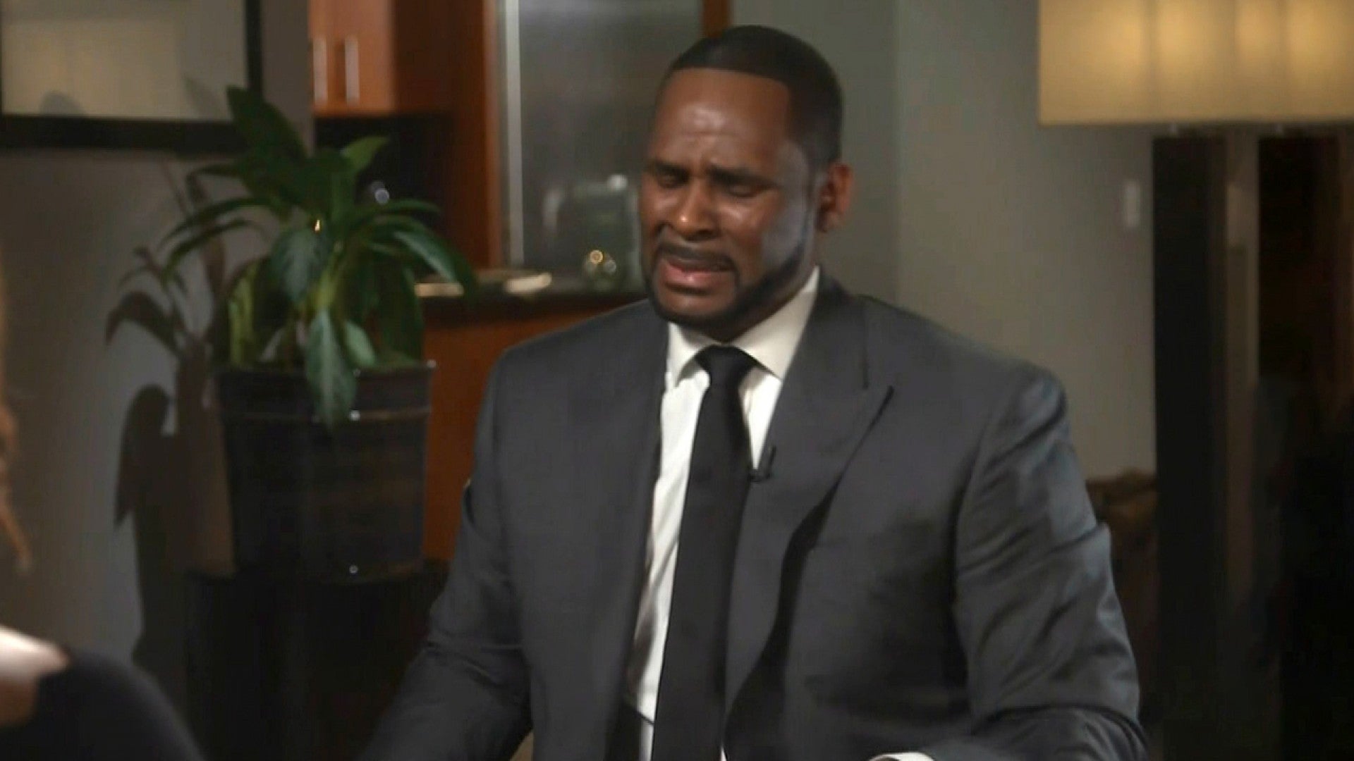 R Kelly Shouts And Sobs In Gayle King Interview Vehemently