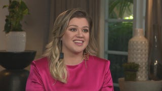 Kelly Clarkson Says She’s Eyeing Jonas Brothers for Talk Show Guests (Exclusive)