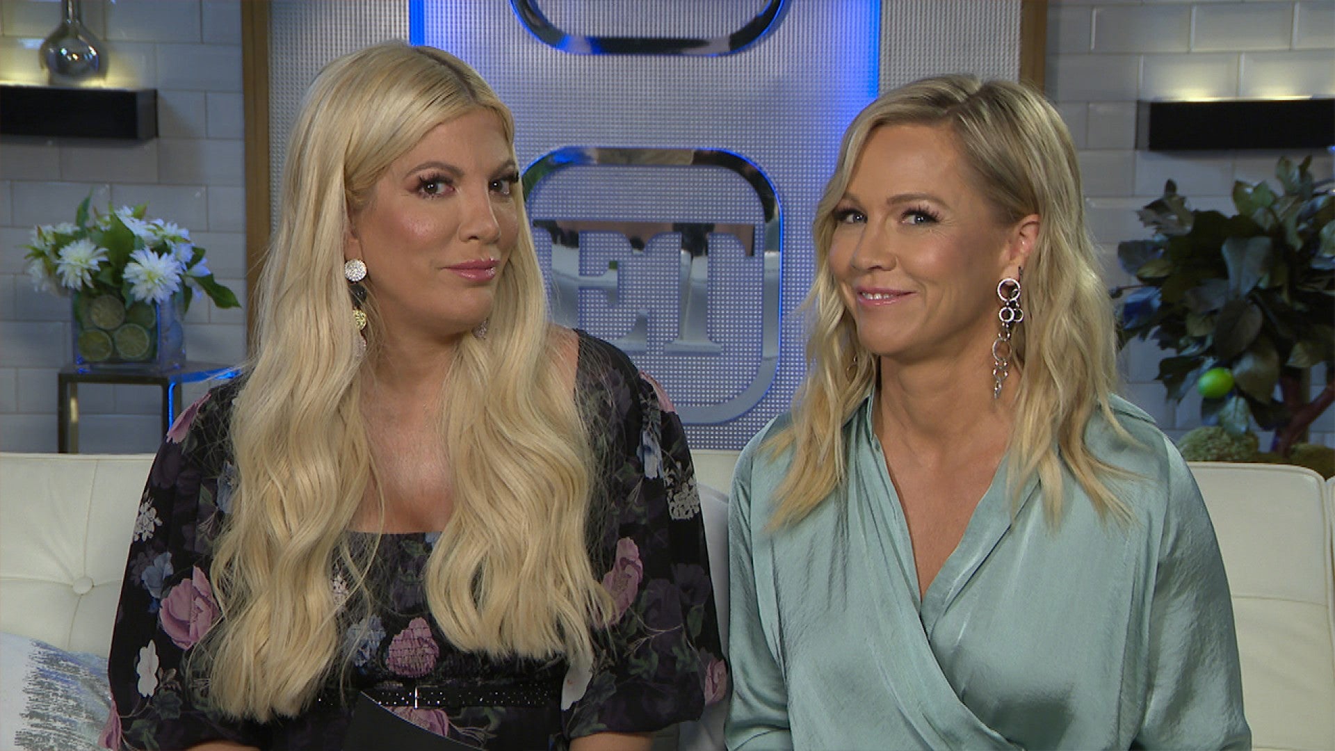 Tori Spelling And Jennie Garth On Brian Austin Green And Their Own Struggles In The Spotlight Exclusive Entertainment Tonight