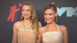 2019 VMAs: Watch Gigi and Bella Hadid Hit the Red Carpet in Sleek Monochromatic Looks!