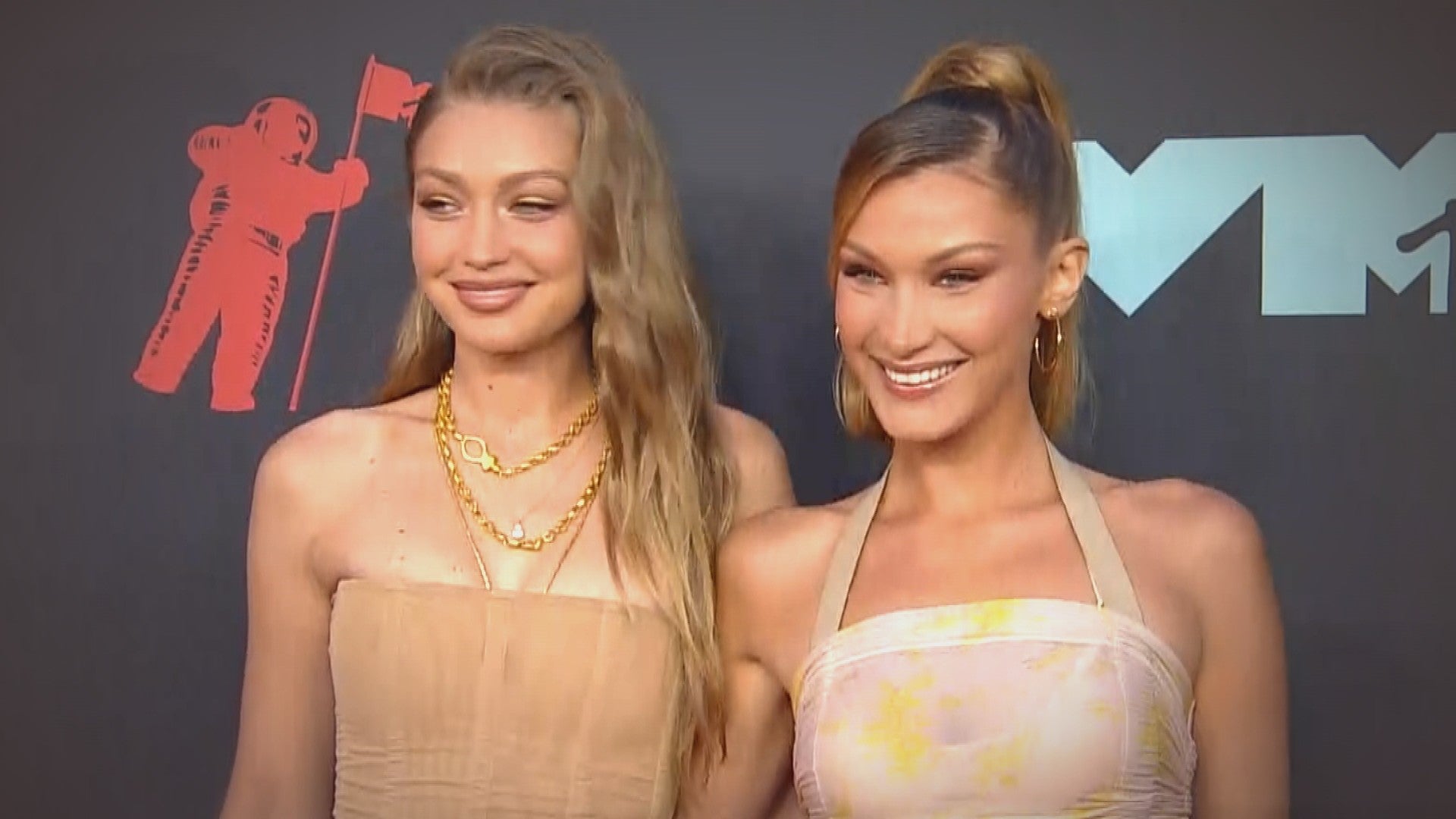 2019 Vmas Watch Gigi And Bella Hadid Hit The Red Carpet In Sleek Monochromatic Looks