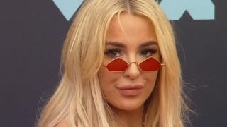 2019 VMAs: Tana Mongeau Arrives With a Snake!