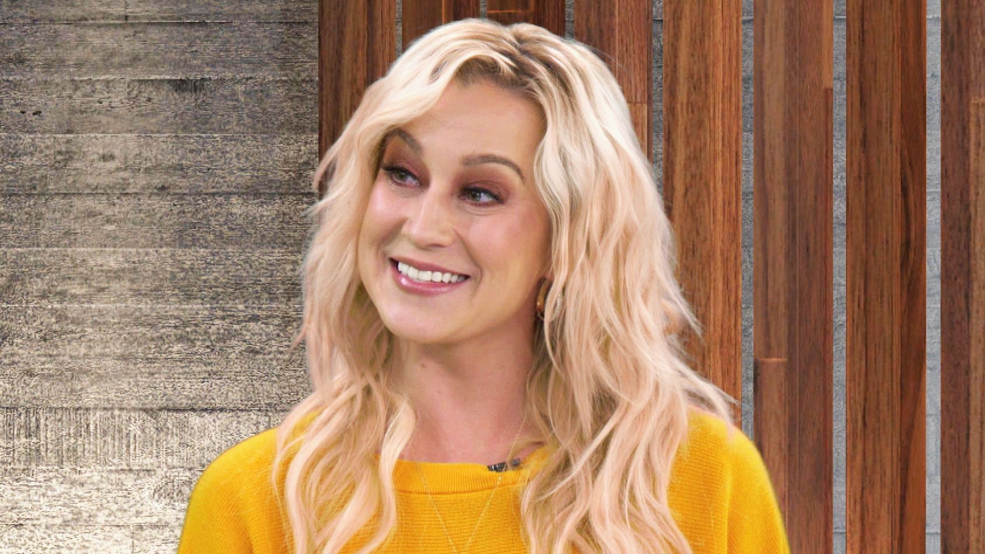 Kellie Pickler Dishes on Her New Hallmark Movie, The Mistletoe Secret (Exclusive) pic picture