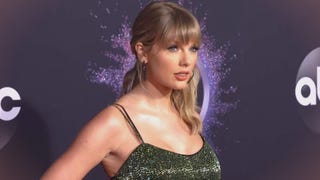 2019 AMAs: Taylor Swift Sparkles in Green on the Red Carpet