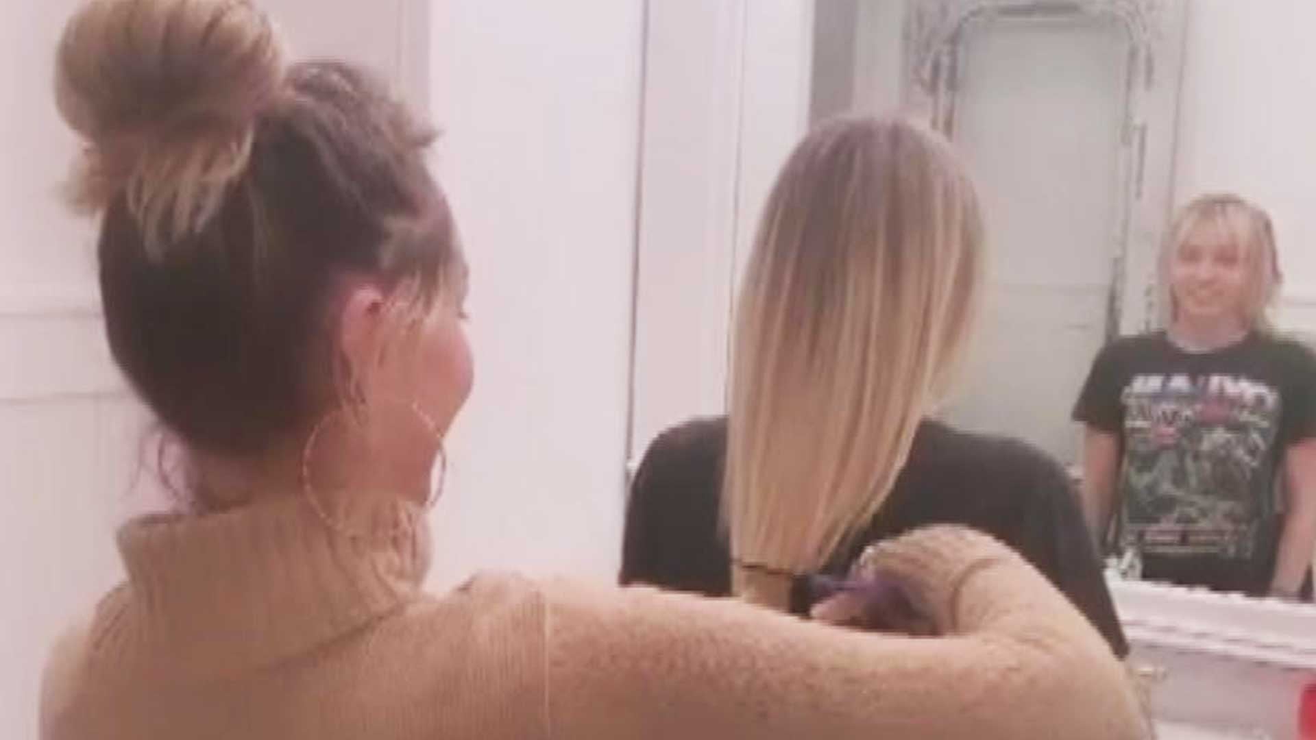 Miley Cyrus Shows Off Her New Modern Mullet After Mom Tish Cuts Her Hair With Kitchen Scissors Entertainment Tonight