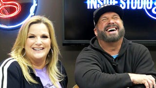 Garth Brooks and Trisha Yearwood React to ‘Breaking’ Facebook During Concert Live Stream (Exclusive) 
