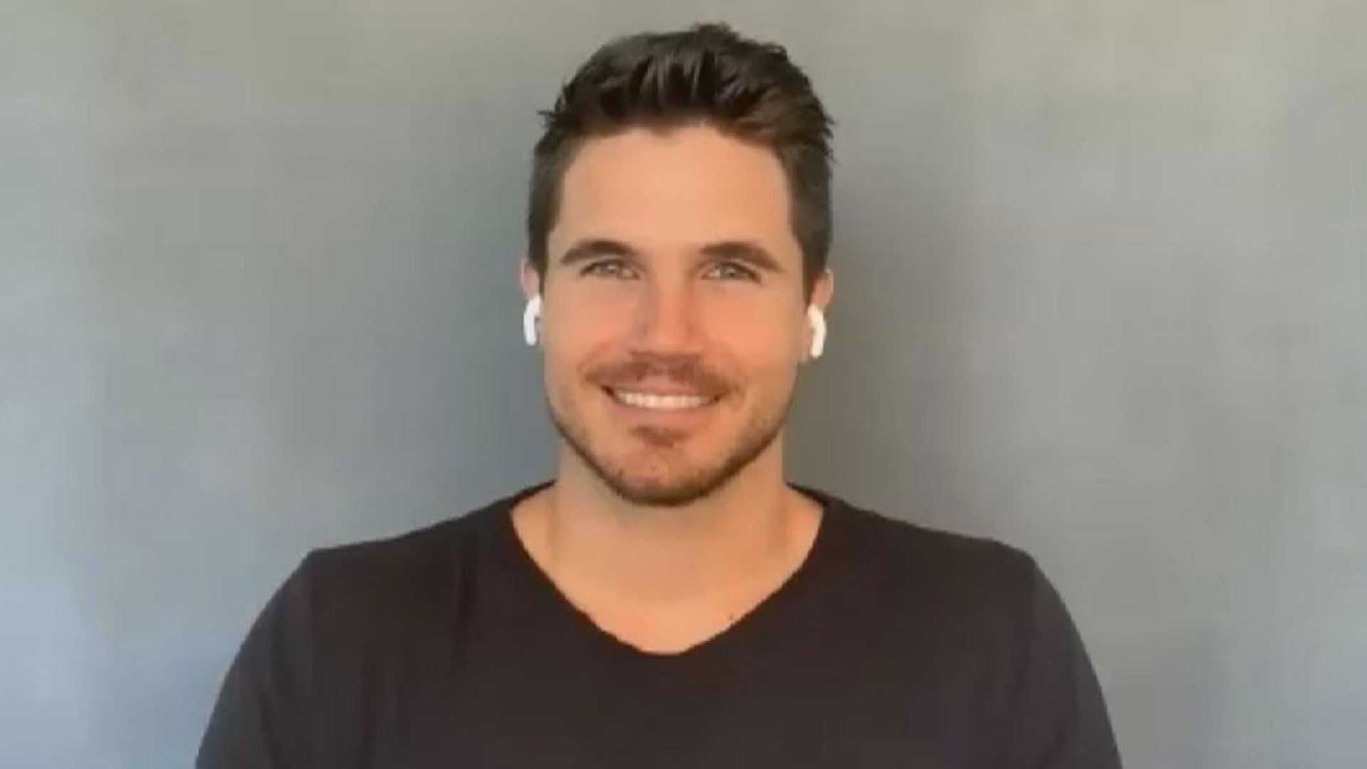 Robbie Amell Dishes On True Jackson Vp Reboot Rumors Exclusive Entertainment Tonight Robert patrick robbie amell (born april 21, 1988) is a canadian actor and model. robbie amell reacts to those true jackson vp reboot rumors from keke palmer exclusive