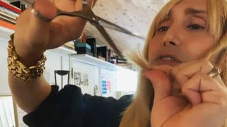 Anne Hathaway’s Hairstylist Demonstrates How To Trim Your Own Hair 