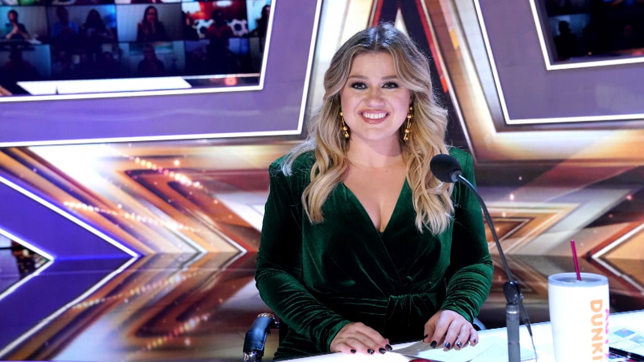 Kelly Clarkson Jokes She Could ‘Get Used to this Chair’ on ‘AGT’ While ...