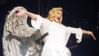 First Look at Kim Cattrall's New Drama ‘Filthy Rich’