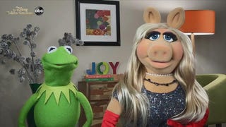 Kermit the Frog and Miss Piggy Hit a High Note Warming Up for 'The Disney Holiday Singalong'